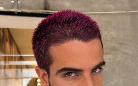 Enzo Celulari exibe novo visual: 'Meio rosa/roxo'