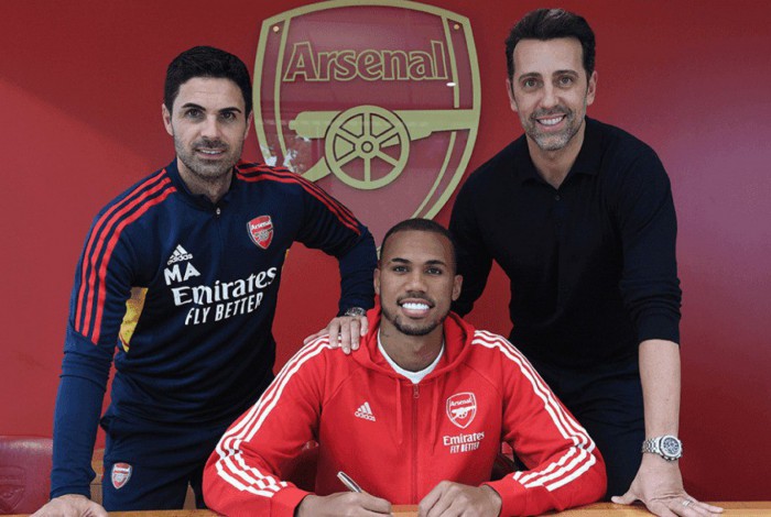 Gabriel Magalhães assinando seu novo contrato com o Arsenal