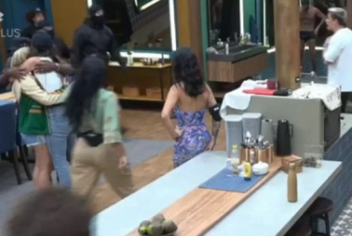 Ninjas invadem a sede de 'A Fazenda 14' para separar briga entre Shay e Tiago