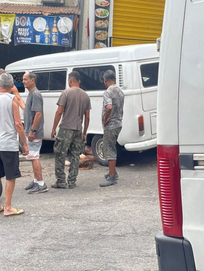 Testemunhas alegam que o ve&iacute;culo perdeu o freio e invadiu a cal&ccedil;ada