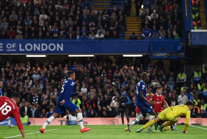 Momento em que Casemiro marca no clássico entre Chelsea e Manchester United