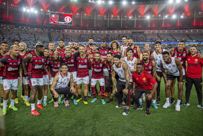 Equipes de futebol e de basquete do Flamengo posam para foto no Maracanã