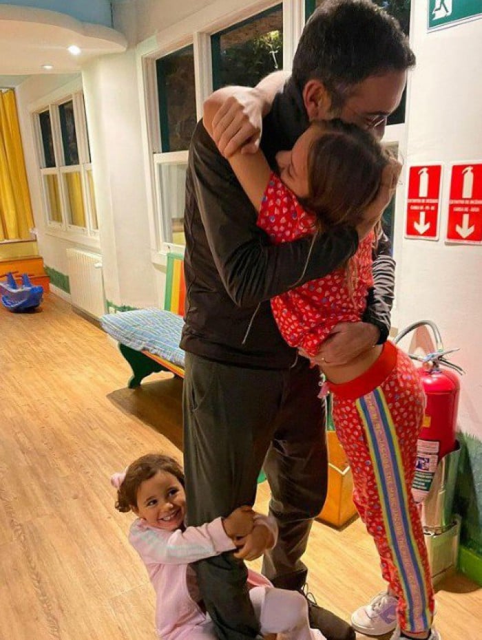 Cesar Tralli recebe o carinho de Manuella e Rafaella Justus