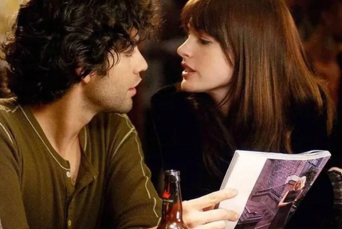 Anne Hathaway e Adrian Grenier como Andy e Nate em 'O Diabo Veste Prada'