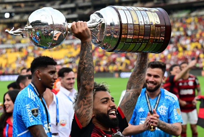 Flamengo's Brazilian forward Gabriel Barbosa celebrates with the trophy after winning the Copa Libertadores final, after the football match between Brazilian teams Flamengo and Athletico Paranaense at the Isidro Romero Carbo Monumental Stadium in Guayaquil, Ecuador, on October 29, 2022.
Rodrigo Buendia / AFP