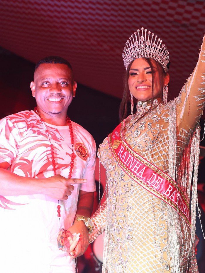 Nathalia Hino foi coroada rainha de bateria da Est&aacute;cio de S&aacute;