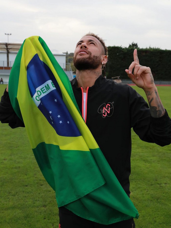 Apoiador de Bolsonaro, Neymar posa com a bandeira do Brasil