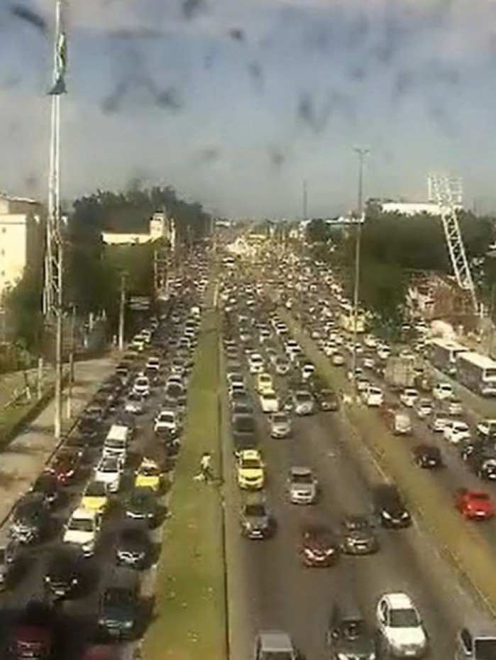 Trânsito congestionado na Av. Brasil após incêndio em ônibus