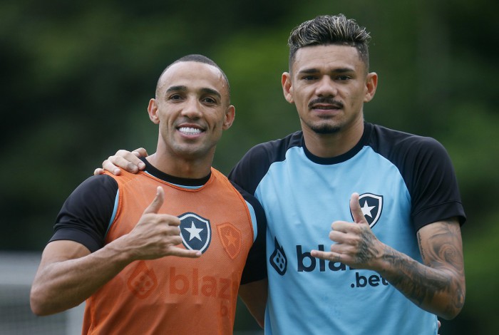 Marçal e Tiquinho são destaques do Botafogo na luta por uma vaga no G-8 do Brasileirão
