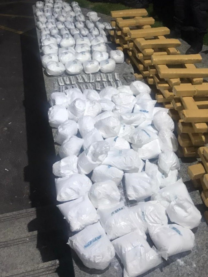PM apreendeu 66 quilos de maconha, 24 quilos de anfetamina, 23 quilos de epinefrina, 17 quilos de cafeína e mais de 40 quilos de outras substâncias, no bairro Parque Prazeres, em Campos dos Goytacazes, no Norte Fluminense