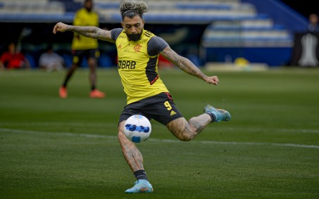 Flamengo defende invencibilidade de dez jogos contra o Corinthians no Rio