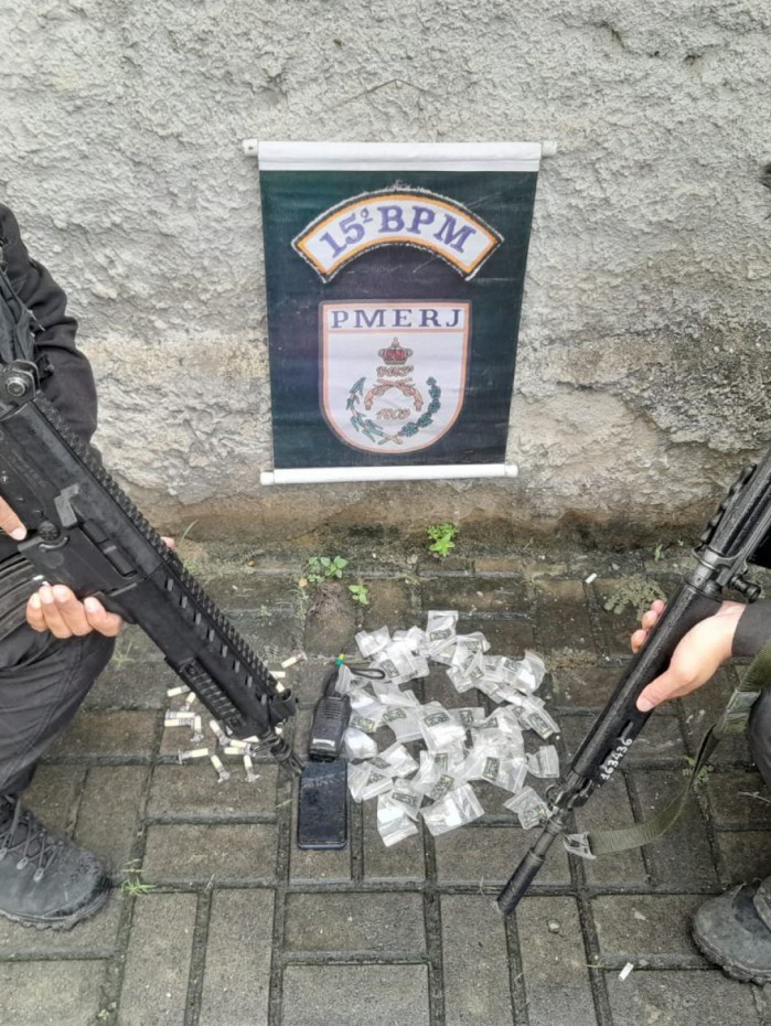 Foram apreendidos um rádio transmissor, drogas e um aparelho celular