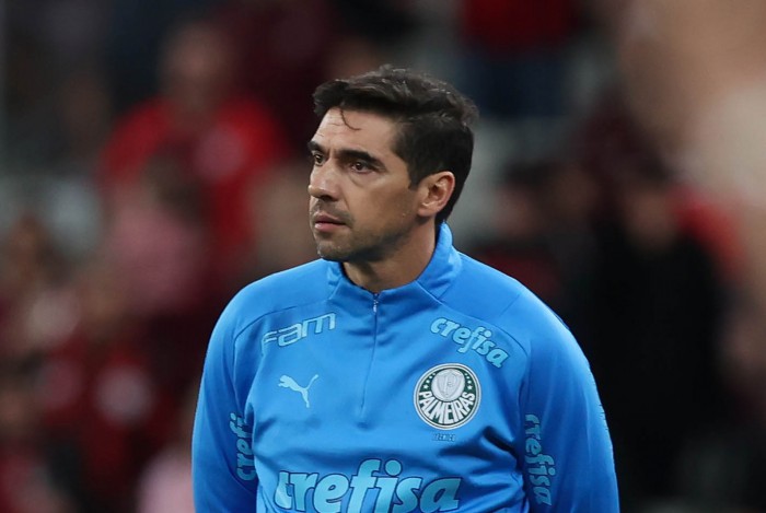 O técnico Abel Ferreira, da SE Palmeiras, em jogo contra a equipe do C Athletico Paranaense, durante partida válida pela trigésima quarta rodada, do Campeonato Brasileiro, Série A, na Arena da Baixada. (Foto: Cesar Greco)