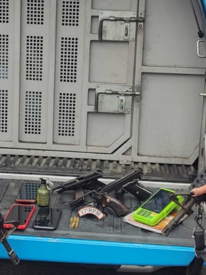 Pistolas, rev&oacute;lver e granada est&atilde;o entre os itens apreendidos