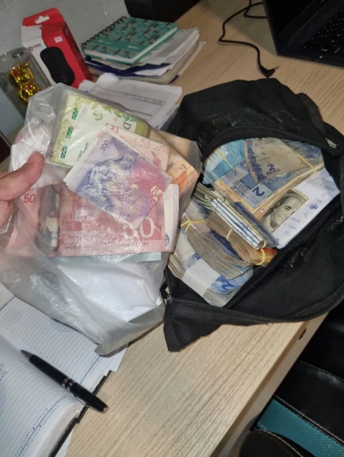 Em Camboinhas, Niter&oacute;i, os agentes apreenderam um revolver calibre 38 e um tablete de coca&iacute;na