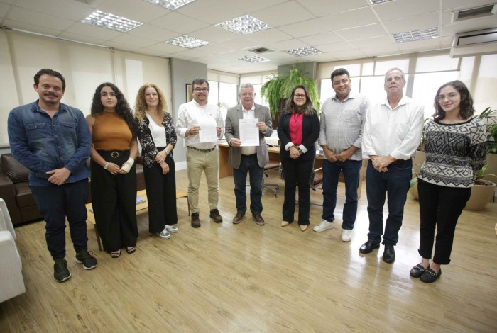 O prefeito Axel Grael (C) recebeu a visita do presidente da Assembleia de Freguesia de Forjães, Carlos Manuel Gomes de Sá.