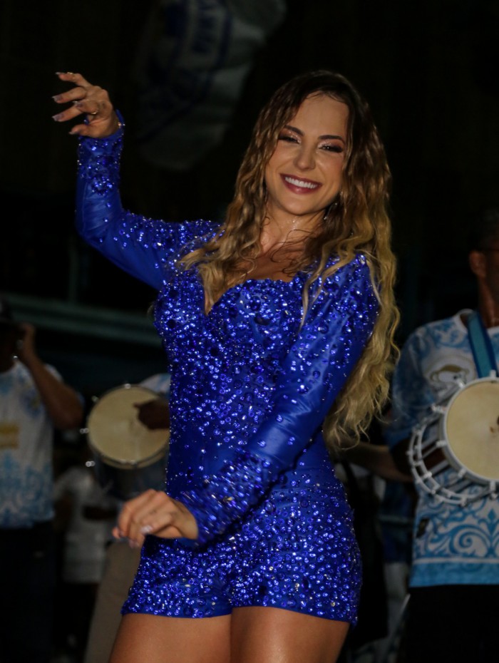 Gabi Martins participa de ensaio da Vila Isabel 