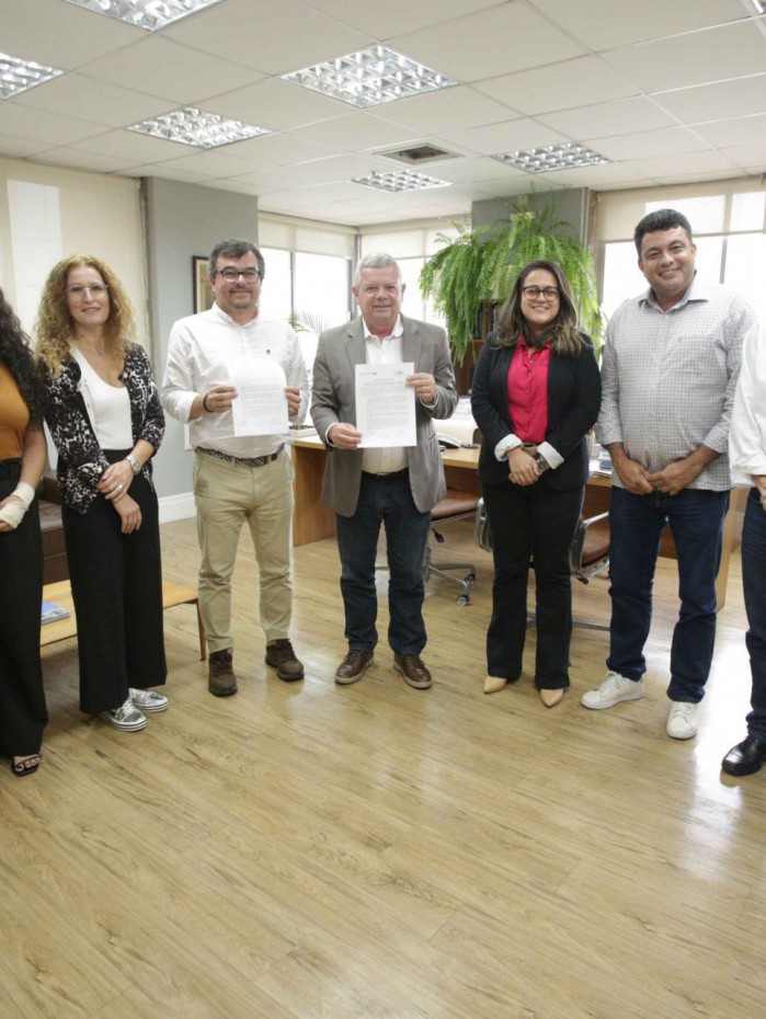 O prefeito Axel Grael (C) recebeu a visita do presidente da Assembleia de Freguesia de Forj&atilde;es, Carlos Manuel Gomes de S&aacute;.