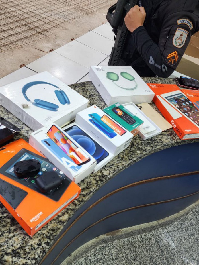 Policiais prenderam tr&ecirc;s homens, na Rodovia Santos Dumont, em Teres&oacute;polis, suspeitos de assaltar uma loja, na noite da &uacute;ltima quinta-feira (3)