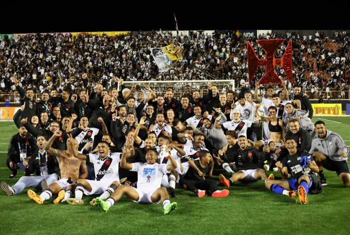 Elenco do Vasco comemorando o retorno &agrave; S&eacute;rie A ap&oacute;s vencer o Ituano