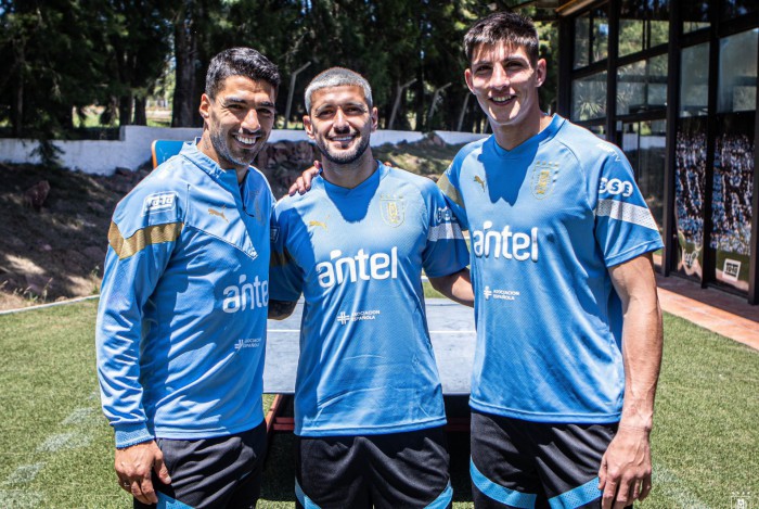 Da esquerda para a direita: Luís Suárez, Arrascaeta e Sergio Rochet se apresentaram à seleção uruguaia nesta segunda-feira 