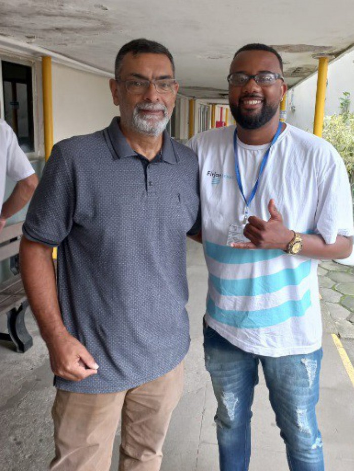 O secretário de Participação Social, Anderson Pipico, com Thiago Gomes, aluno do Projeto Qualificar de Reinserção Social.