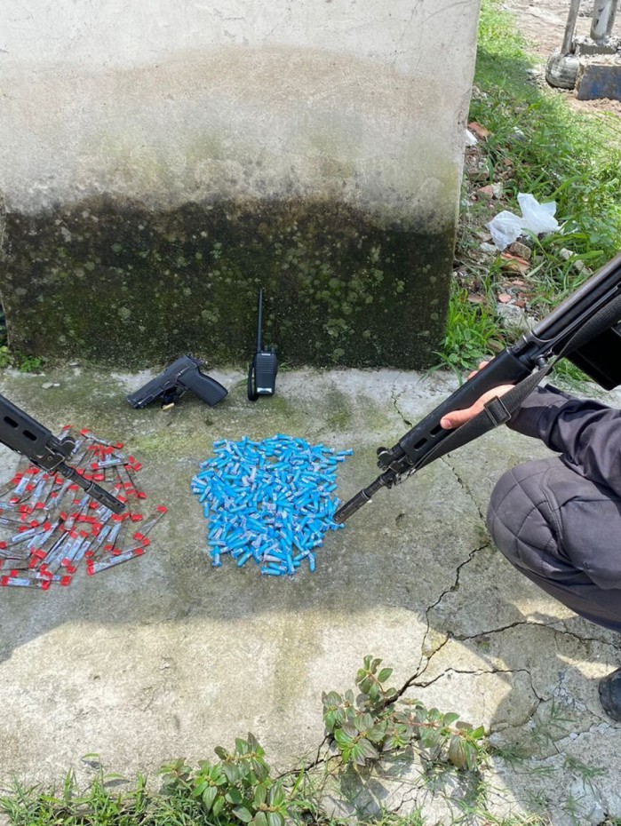 Com o suspeito, foram apreendidos uma pistola, munições, 236 pinos de cocaína, 59 trouxinhas de maconha, além de um rádio transmissor
