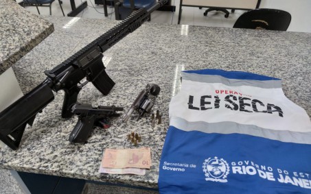 Operacão Lei Seca prende um homem e apreende três menores em Nova Iguaçu