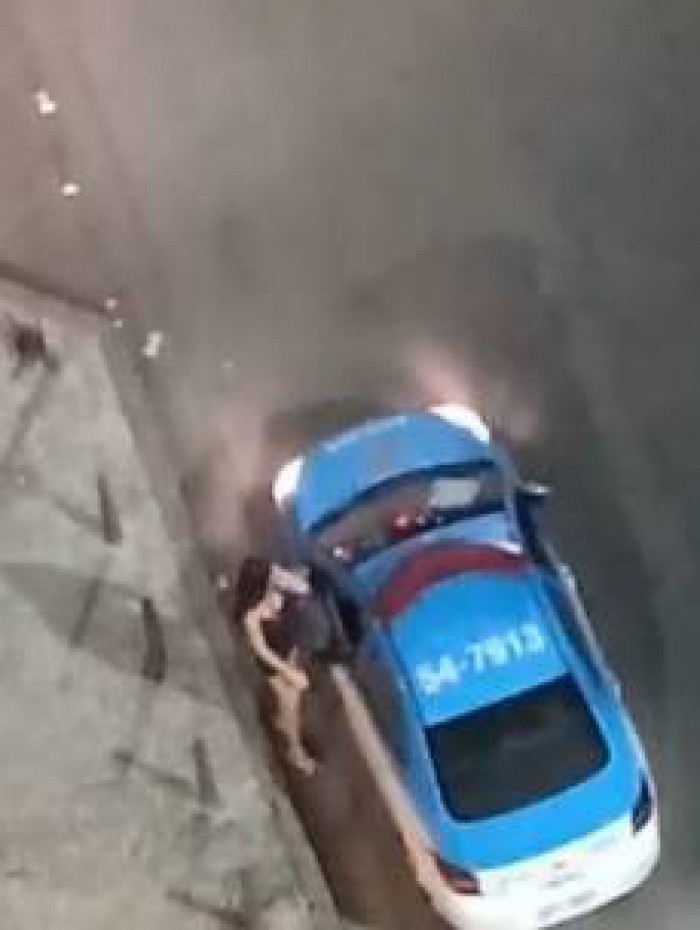 O vídeo foi gravado na parte da noite, e a rua aparenta estar deserta
