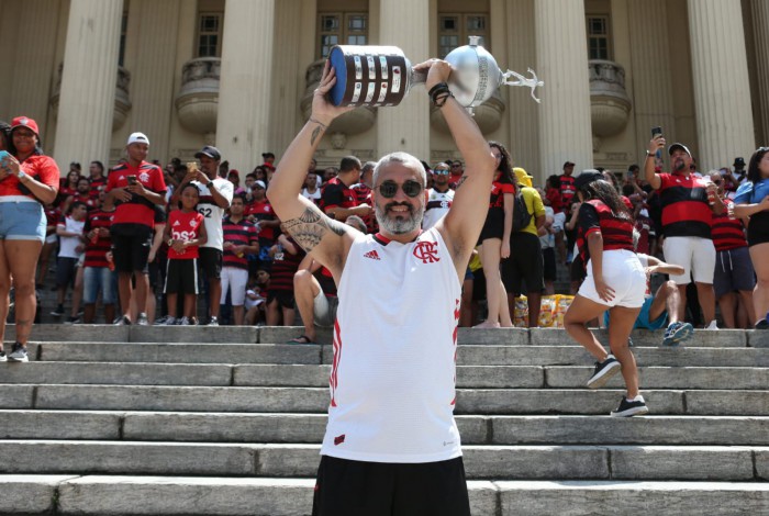 Torcedor Milton vibra com réplica da taça da Libertadores na festa do Flamengo