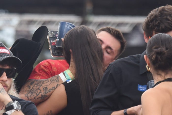 Arthur Picoli beija Marina Fabris durante Festival Caldas Country em Goiás