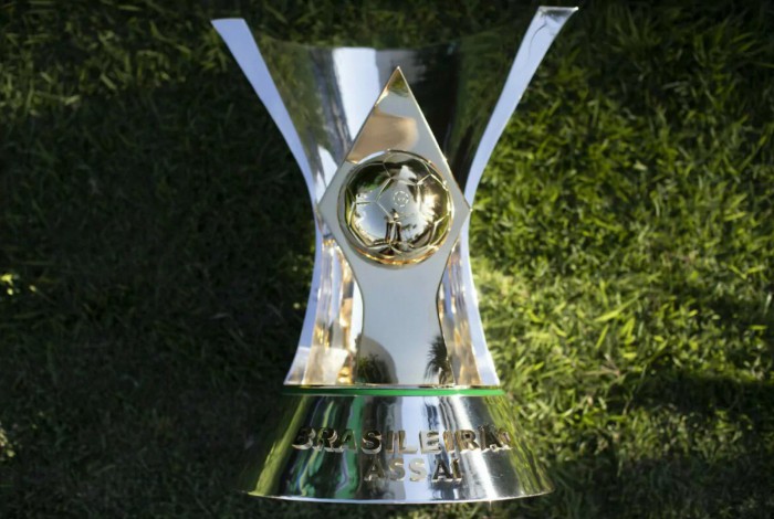 Troféu do Brasileirão: há discussões para uma liga de clubes organizar o campeonato 