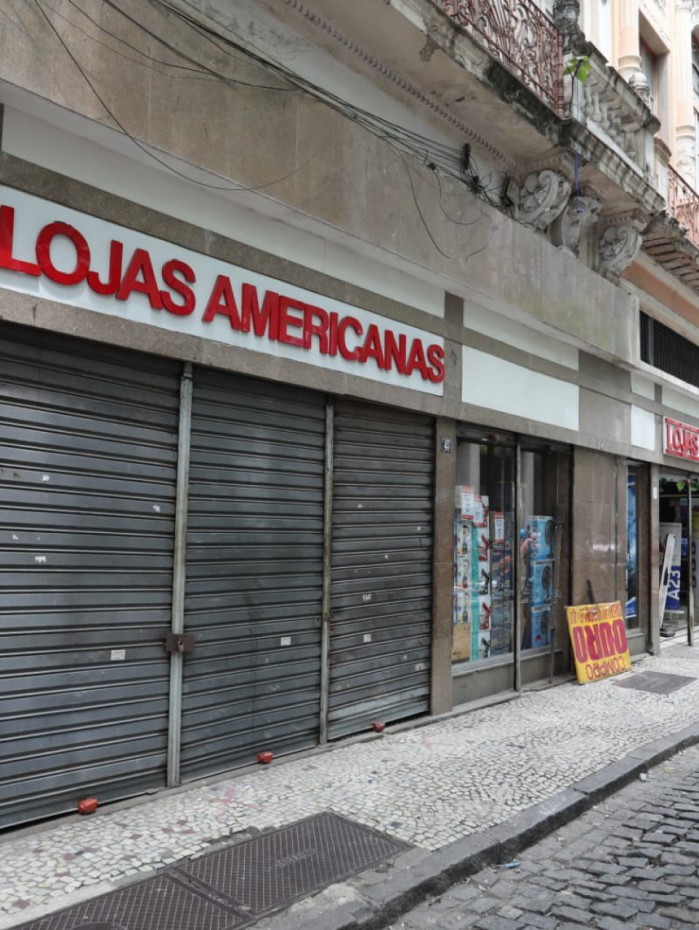 Loja Americanas na Rua Uruguaiana com uma das portas arriada um dia ap&oacute;s os saques