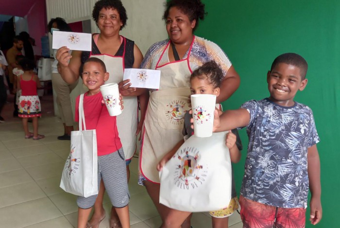 Crianças de até seis anos, residentes do Complexo do Alemão, receberam Cartão Alimentação que terá a duração de três meses