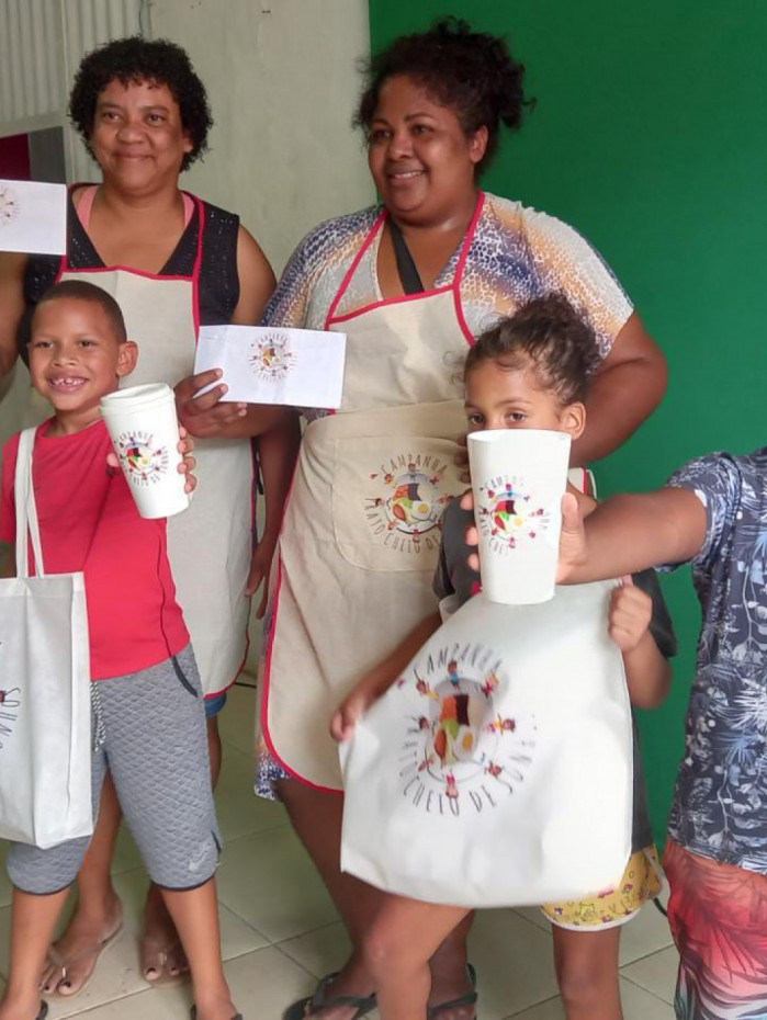 Crianças de até seis anos, residentes do Complexo do Alemão, receberam Cartão Alimentação que terá a duração de três meses