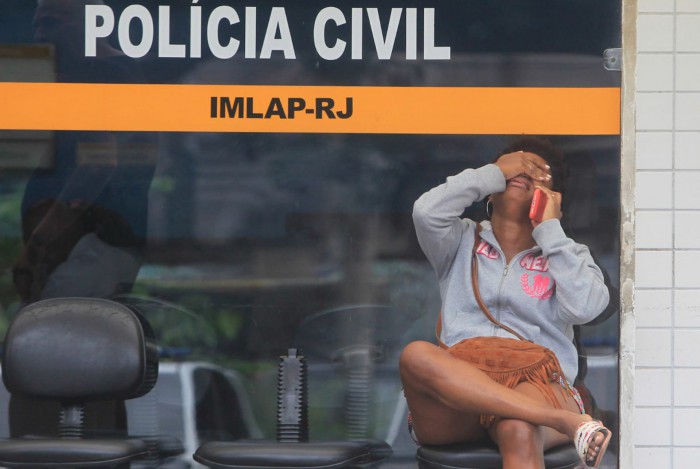 Esposa do sargento Sandro da Rocha Mariano, Juliana Silva, esteve no IML nesta quarta-feira