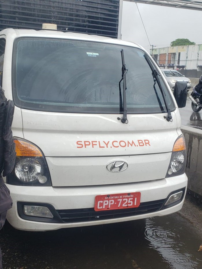 Veículo foi abordado pelos PMs quando circulava pela Avenida Brasil, altura de São Cristóvão