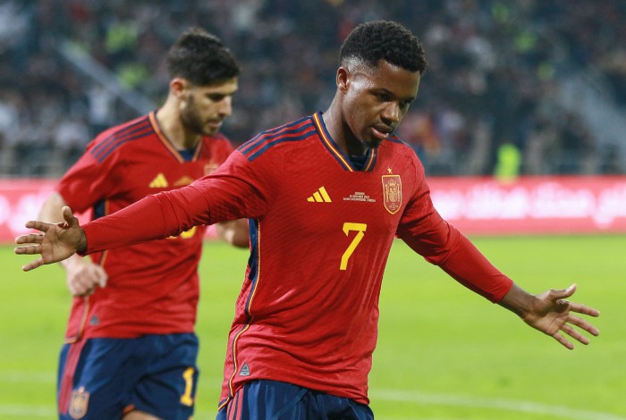 Ansu Fati, do Barcelona, marcou um dos gols da Espanha na vitória sobre a Jordânia