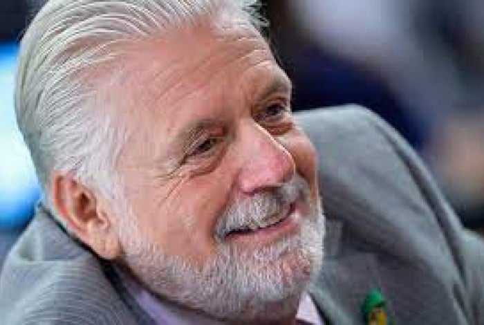O senador Jaques Wagner vem sendo apontado como provável ministro da Defesa no governo Lula
