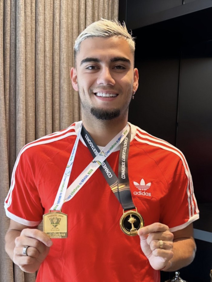 Andres Pereira postou foto nas redes sociais com as medalhas de títulos do Flamengo em 2022