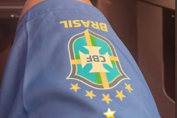 Neymar coloca sexta estrela no escudo da CBF