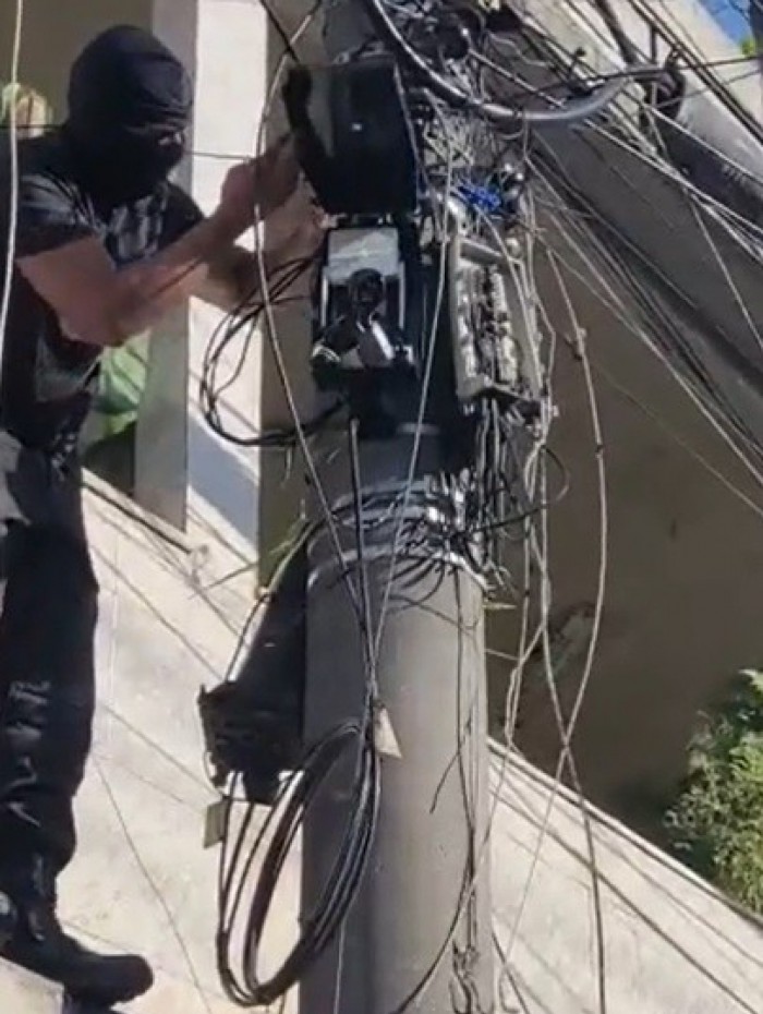 Policiais apreendem c&acirc;meras de seguran&ccedil;a instaladas pelo tr&aacute;fico de drogas da comunidade de Manguinhos