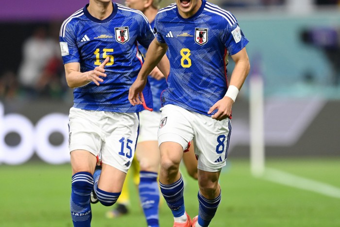  Doan comemora gol com Kamada