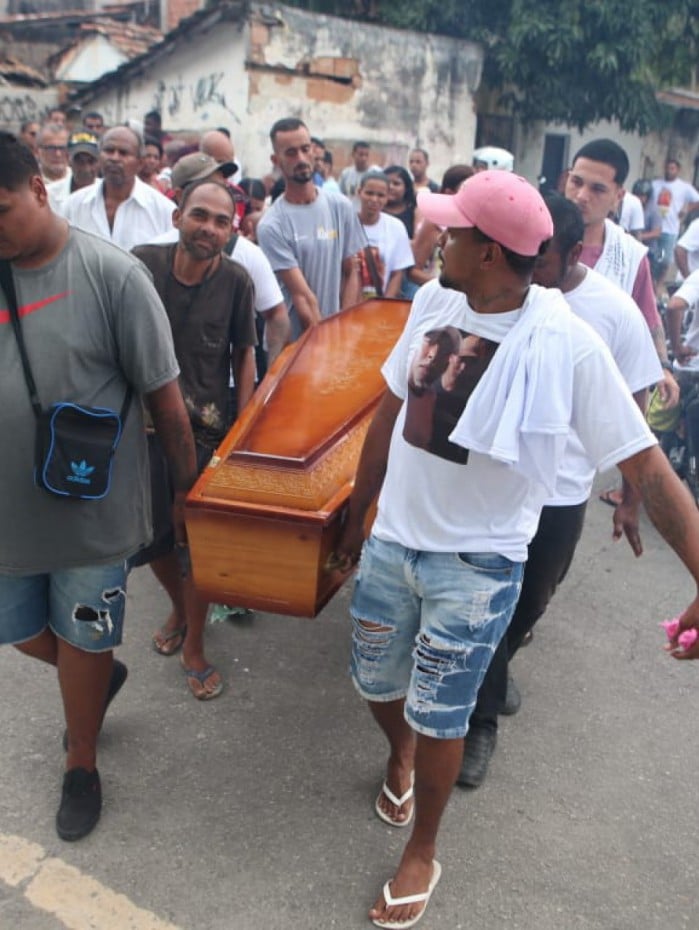Douglas foi sepultado na tarde desta quarta-feira (22), no Cemit&eacute;rio de Japeri, na Baixada Fluminense