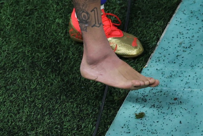 Neymar machucou o tornozelo direito na estreia da seleção brasileira