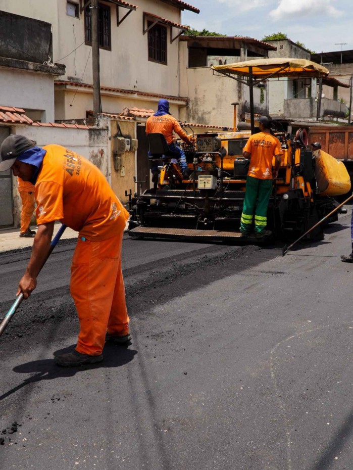As equipes trabalham na Estrada Vereador Nelsimar Rocha Moraes, no Mutuaguaçu. 