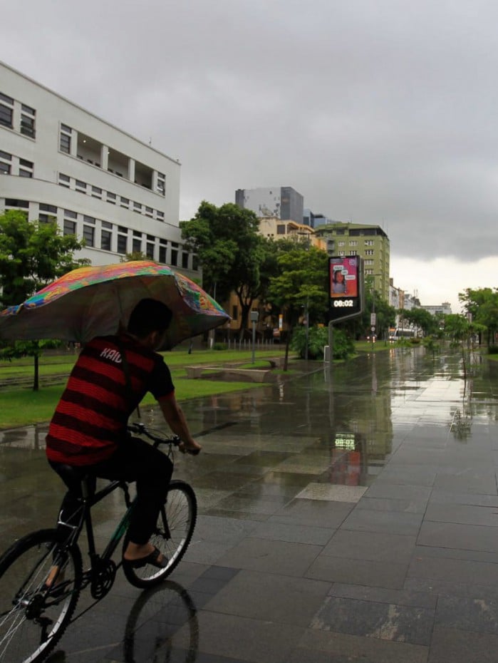 DF e 10 estados t&ecirc;m alerta laranja de chuva neste s&aacute;bado