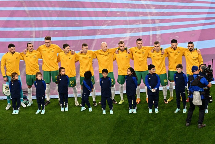 Seleção da Austrália perfilada para ouvir o hino nacional