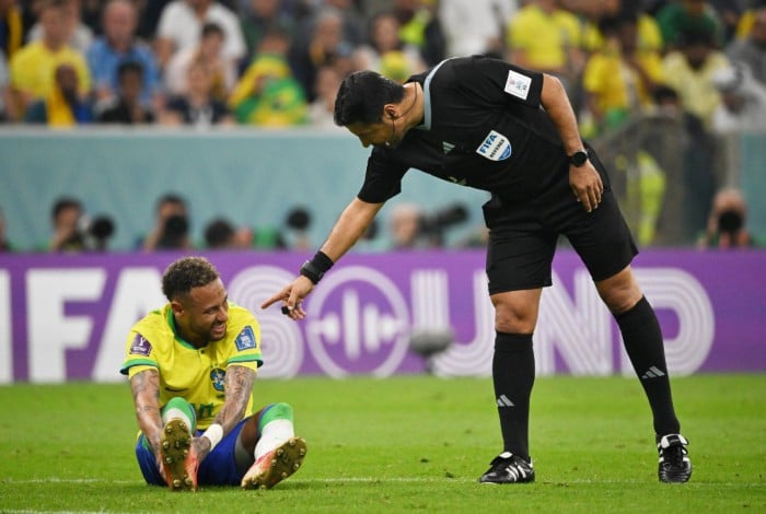 Neymar sente dores no tornozelo durante vitória contra a Sérvia na Copa