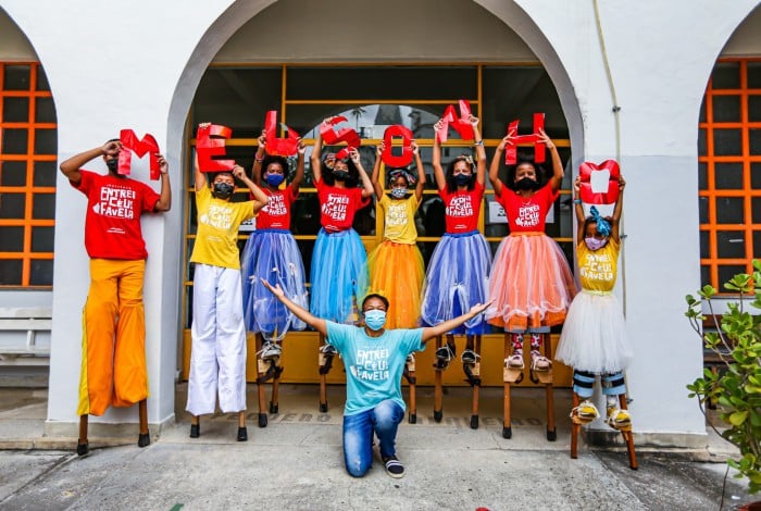 ONG entre o céu e a favela